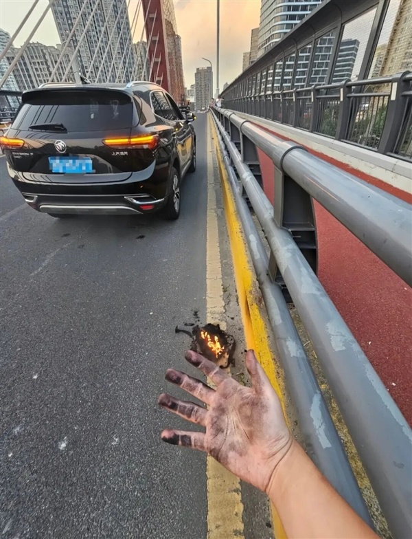 开车途中砰的一声炸了！罗马仕充电宝再现爆燃：市监部门回应