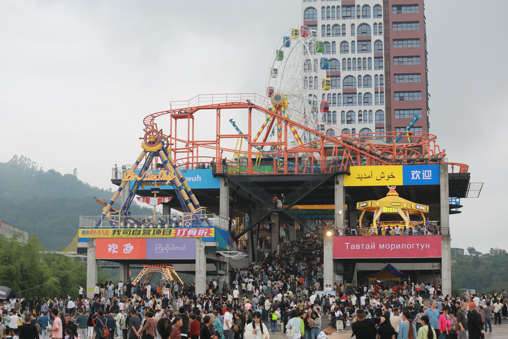 市民游客在美心2号洋人街游玩。景区供图