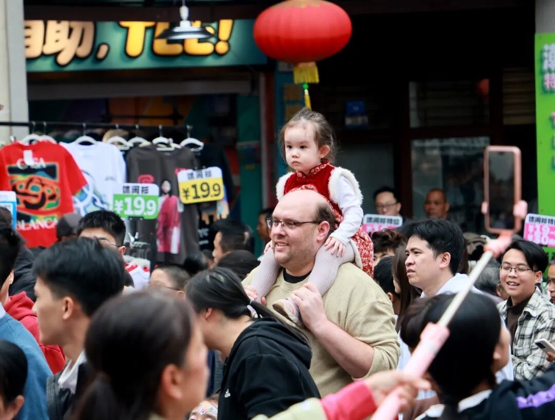 在中国旅游的外国游客/新华社发（刘春林摄）