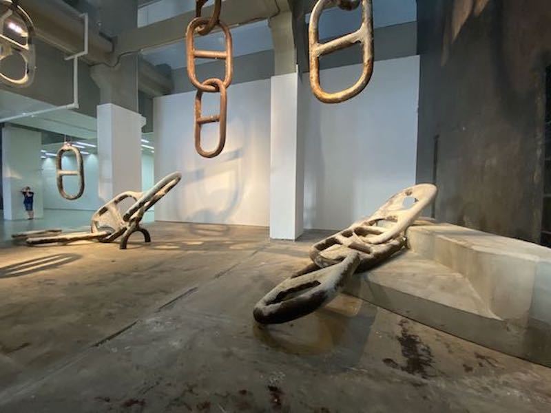 2021年上海当代艺术博物馆展览现场,作品《沉链:生命不能承受之轻》
