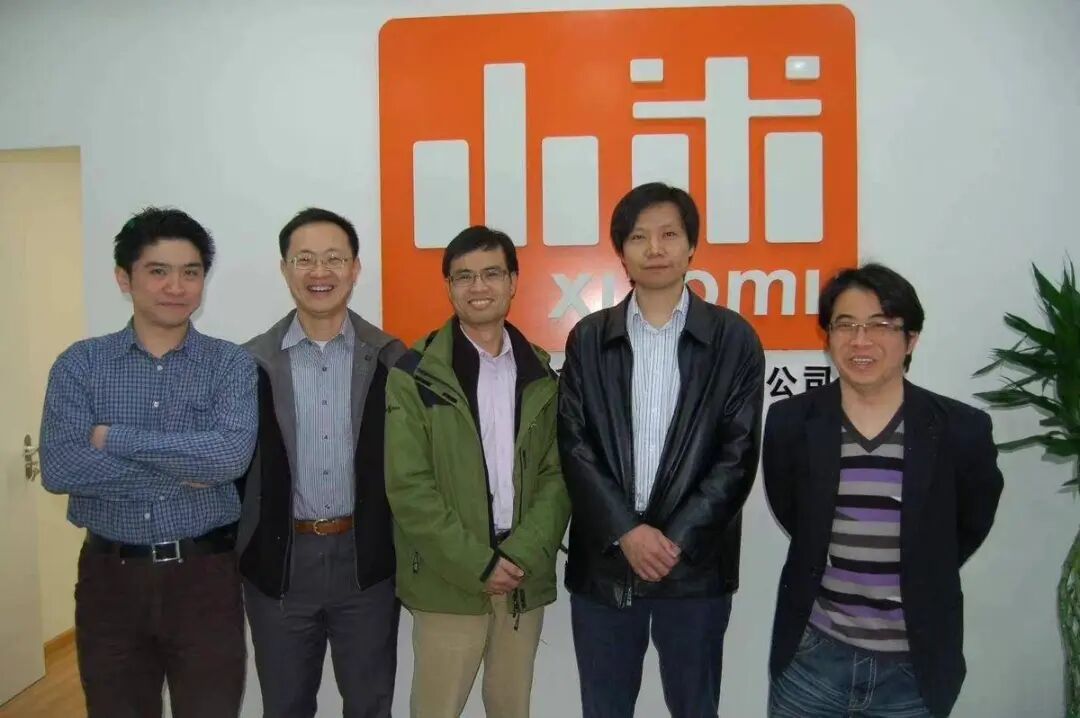 小米早期五位创始人，黄江吉、林斌、洪锋、雷军、黎万强。小米的LOGO还是初代橙色版本