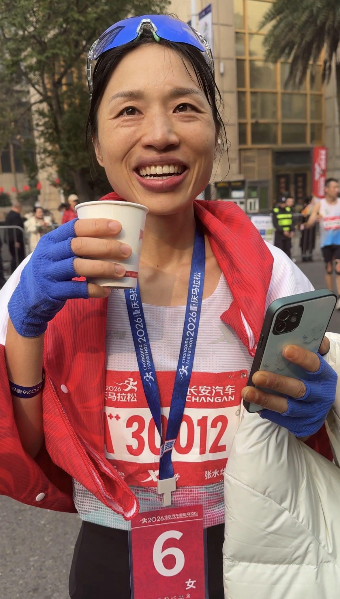 张水华参加重庆马拉松后接受采访