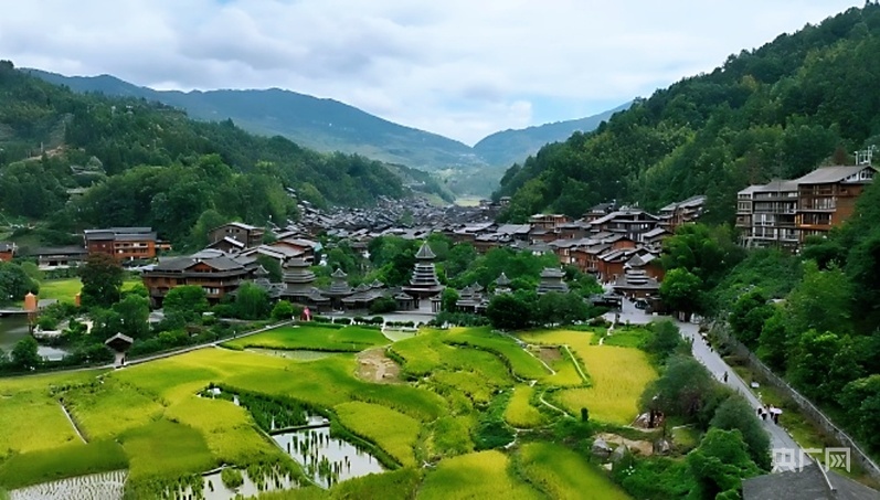 肇兴侗寨青瓦木楼交集链接，青山环绕（央广网记者 任振国 摄）