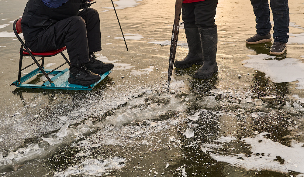 工友们正在修补冰面。