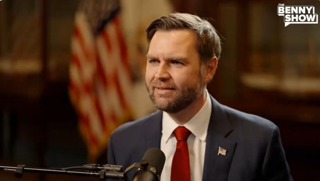 万斯接管保守派播客主抓东说念主本尼&middot;约翰逊采访。图源：外媒