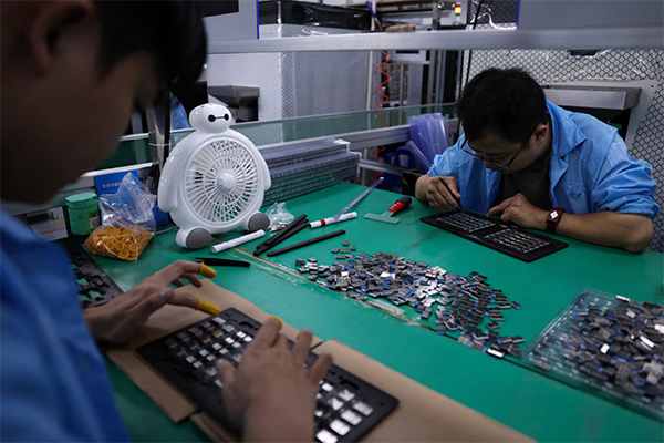 本年3月,工东谈主们在安集利安科技东莞工场里责任。 路透社