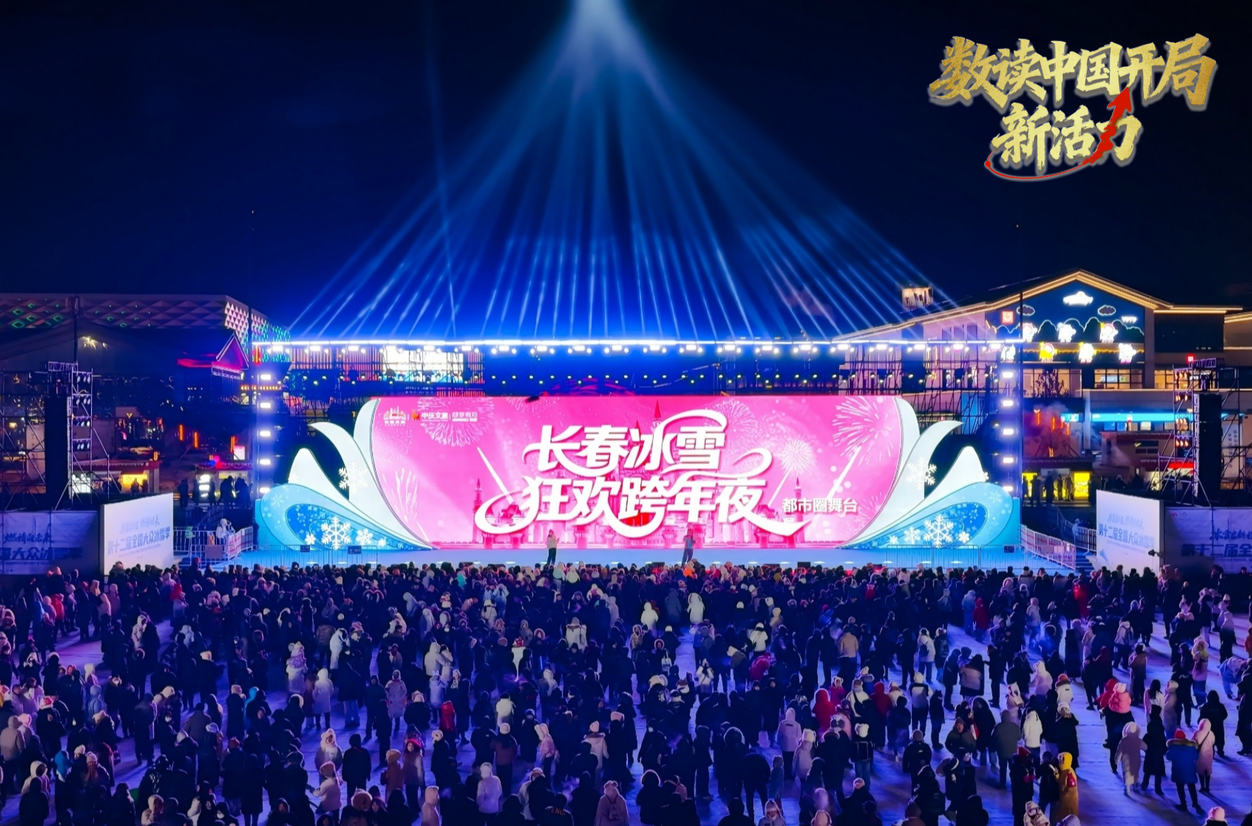 精彩的节目演绎吸引了众多游客（央广网发 陈领之 摄）