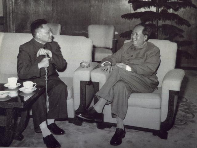 1960年，邓小平在二届全国人大二次会议休息时与毛泽东交谈