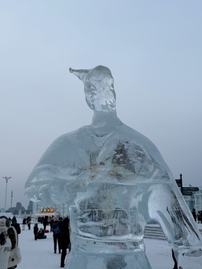 网友拍到的冰雪大世界里面的冰雕(受访者供图)