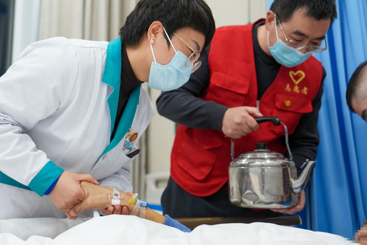 2月5日，在丰台区蒲黄榆社区卫生服务中心，医务社工郭翠红（左一）和志愿者在帮助一位七十岁的癌症患者洗头。新华每日电讯记者鞠焕宗 摄