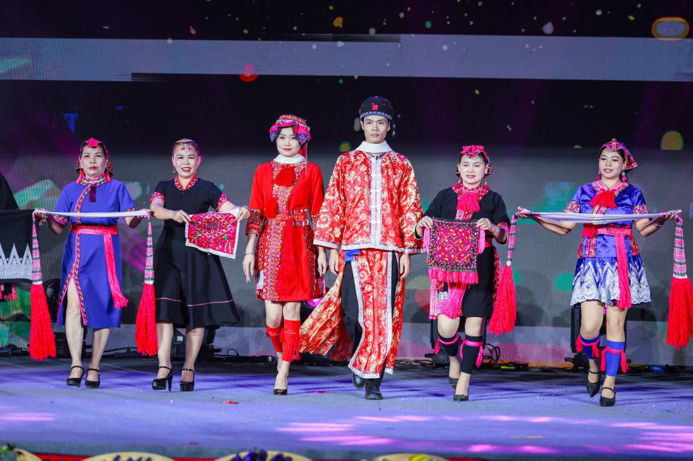 2026年全国春节“村晚”示范展示活动五指山市分会场活动现场。(受访者供图)