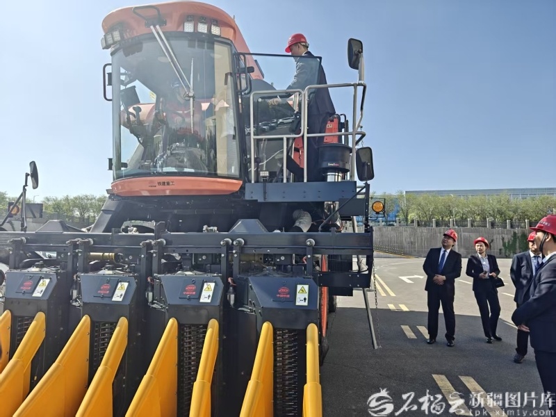 代表团成员登上大型采棉机进行实操体验。石榴云/新疆日报记者 范琼燕摄