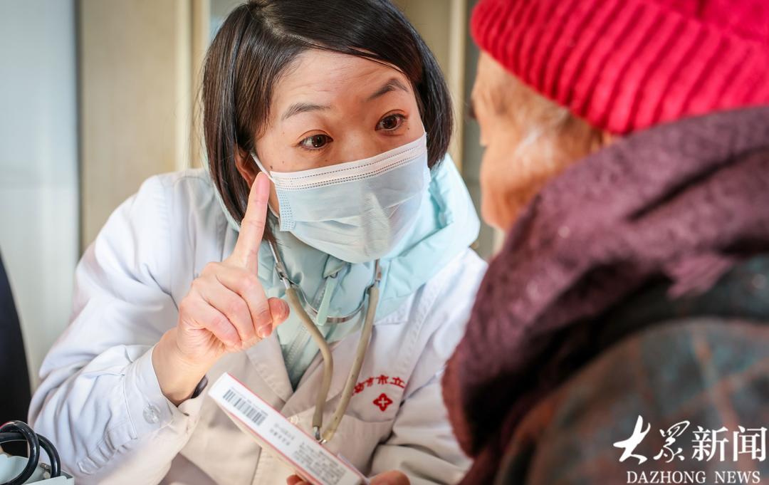 志愿者马晓林嘱托李元花服用药物的剂量。