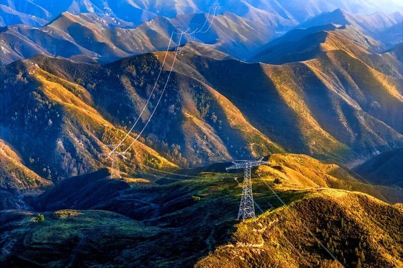 ▲晋北—江苏±800千伏特高压直流输电工程穿越太行山脉。