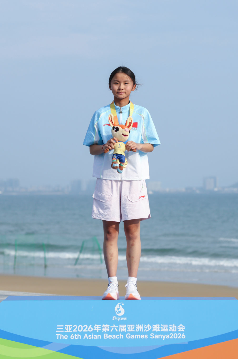 2026年4月28日,冠军中国选手程文俞在三亚亚沙会帆船项目OP级帆船女子公开系列赛颁奖仪式上。新华社记者 张帆 摄