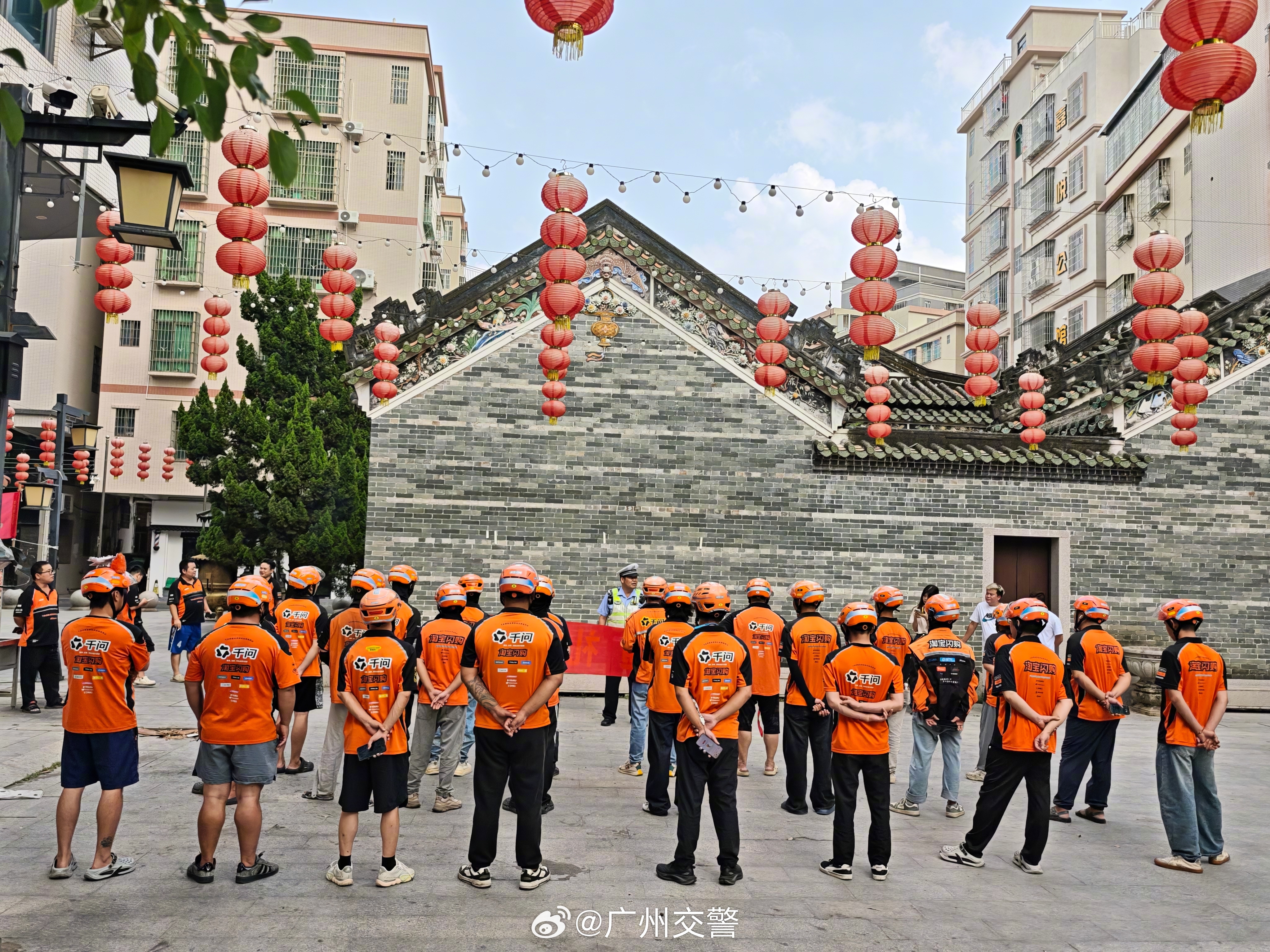 花都大队宣传员来到骑手集合点，向骑手送上安全提醒。 ​​​