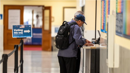 10月8日，一名选民在美国加州旧金山市政厅填写选票。图源：美媒