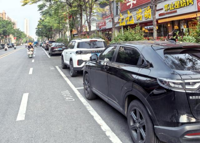 图为七街公共停车泊位。
