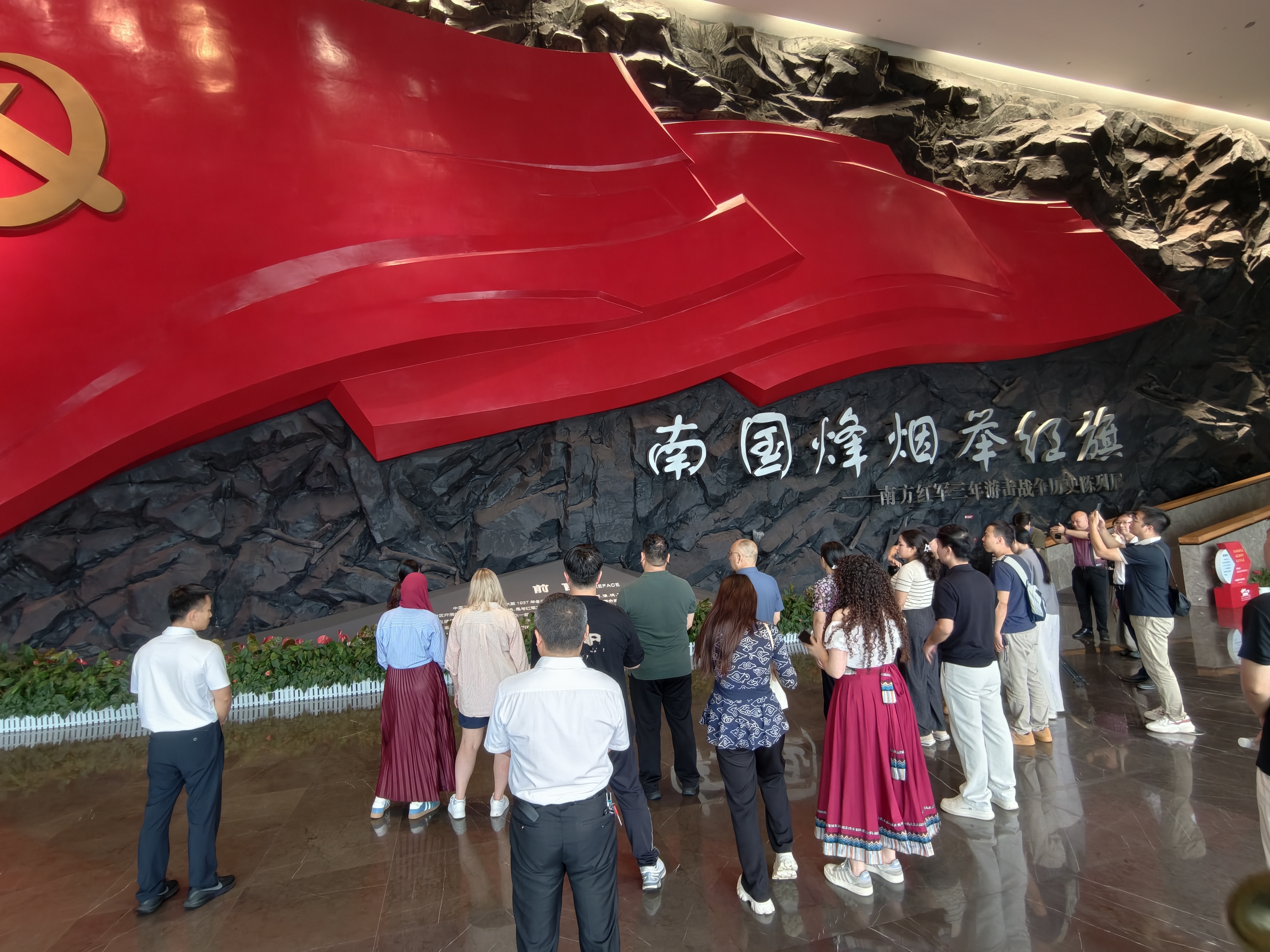 中外网红参观现场 摄影 彭声彬