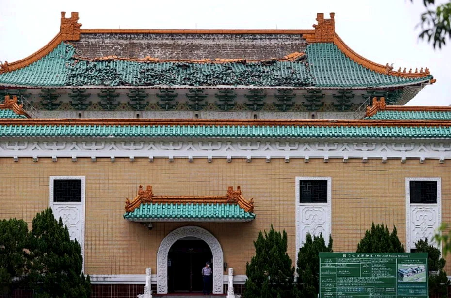 台北故宫博物院研究大楼屋顶瓦片破损。图源：台湾联合新闻网