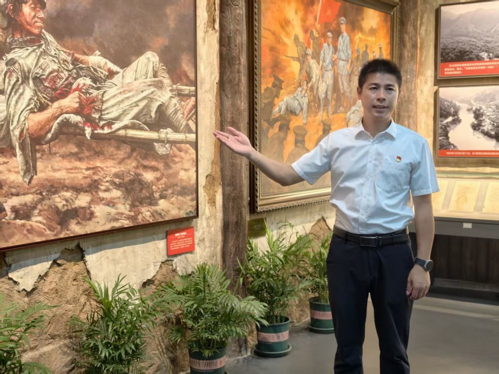 8月20日，在广西桂林全州县赤军长征湘江战役操心馆，周运良在油画《陈树湘》前训导。（新华社发）