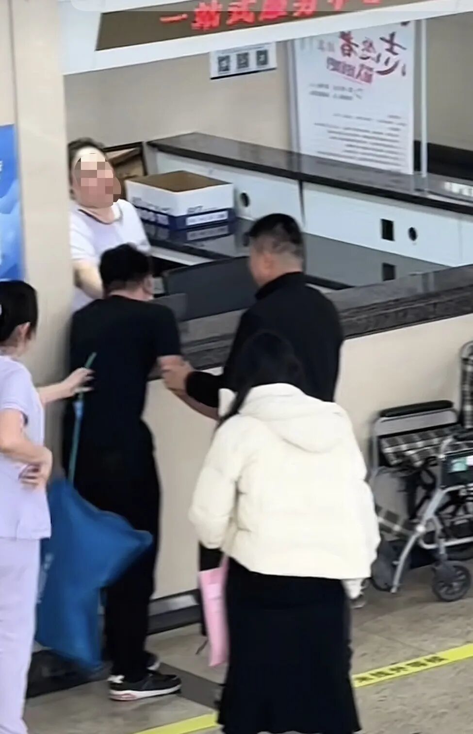 男子撞墙后，医护人员对其进行安抚。（图/视频截图）