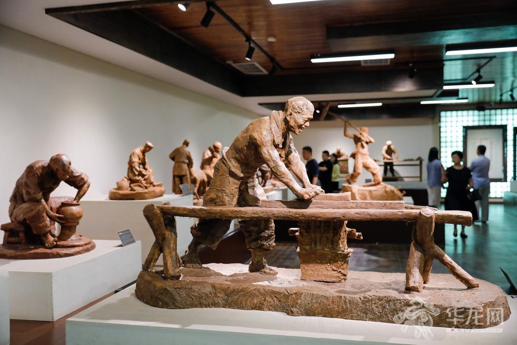 两江新区两江博物馆，巴蜀七十二行雕塑馆展厅里展示了行业人员形象雕塑。