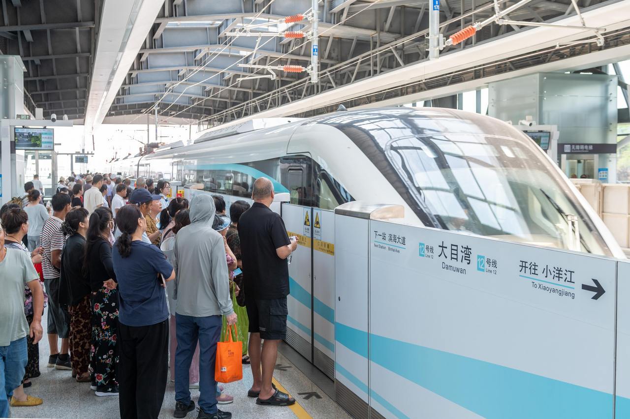 市民在大目湾站等待列车进站。.jpg