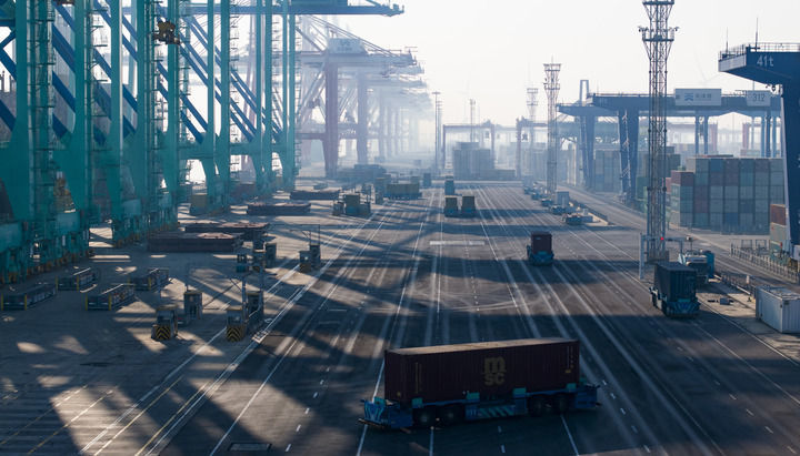 2026年1月3日，智能水平运输机器人行驶在天津港第二集装箱码头（无人机照片）。新华社记者 赵子硕 摄