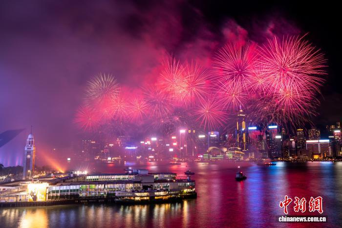 10月1日晚,香港举办2026年国庆烟花汇演,庆祝中华人民共和国成立77周年。31888枚烟花在维多利亚港夜空绽放,持续约23分钟。 中新社记者 张祥毅 摄