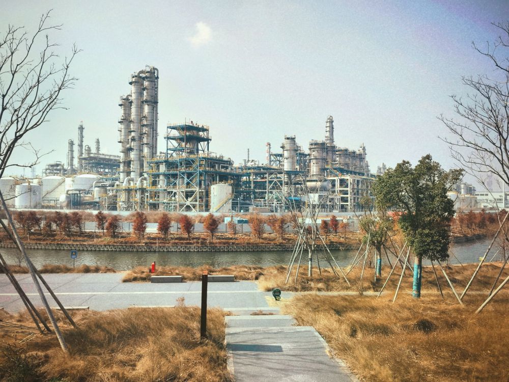 这是2月18日拍摄的宁波市镇海炼化石化工业区——安澜工程道路。作为《飞驰人生3》取景地之一,同角度场景已成为新春游客打卡新选择。新华社记者 周心怡 摄