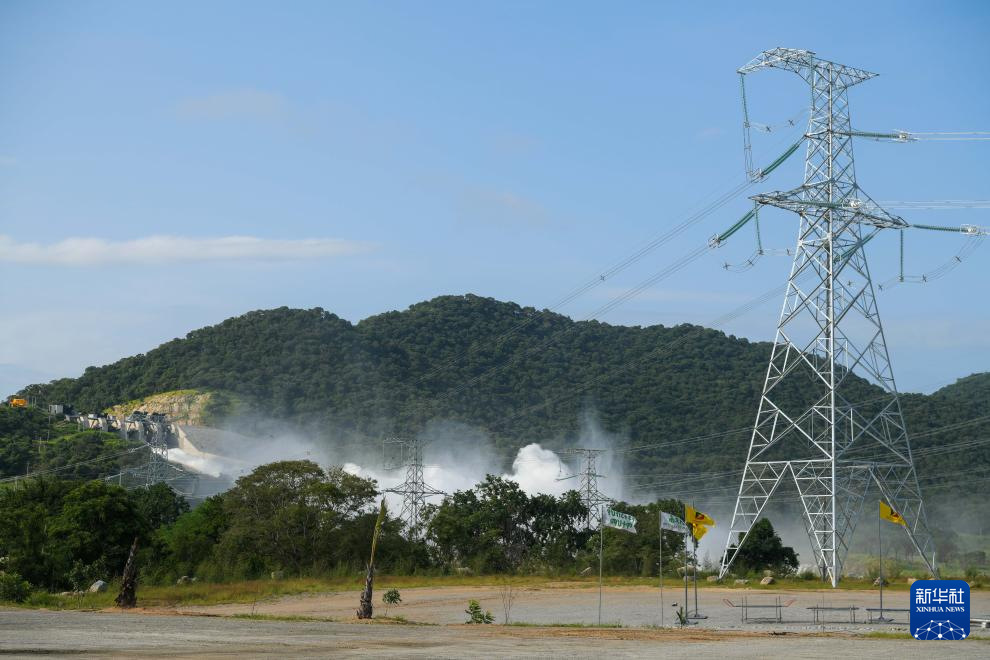 “复兴大坝”的输电线路。新华社