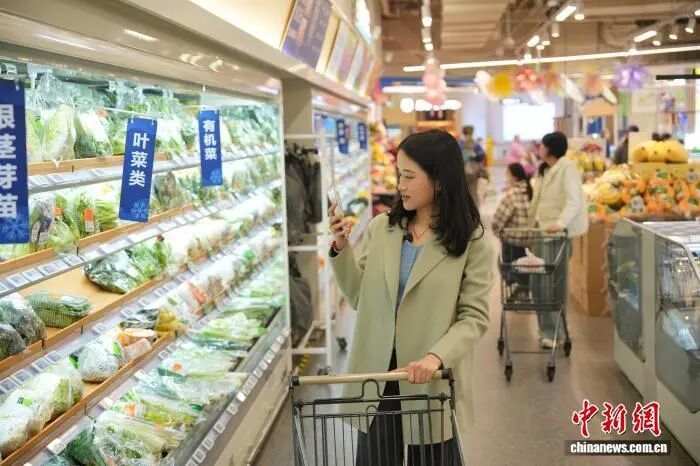 浙江平湖,朱溪瑞在家乡逛超市。平湖市委宣传部供图