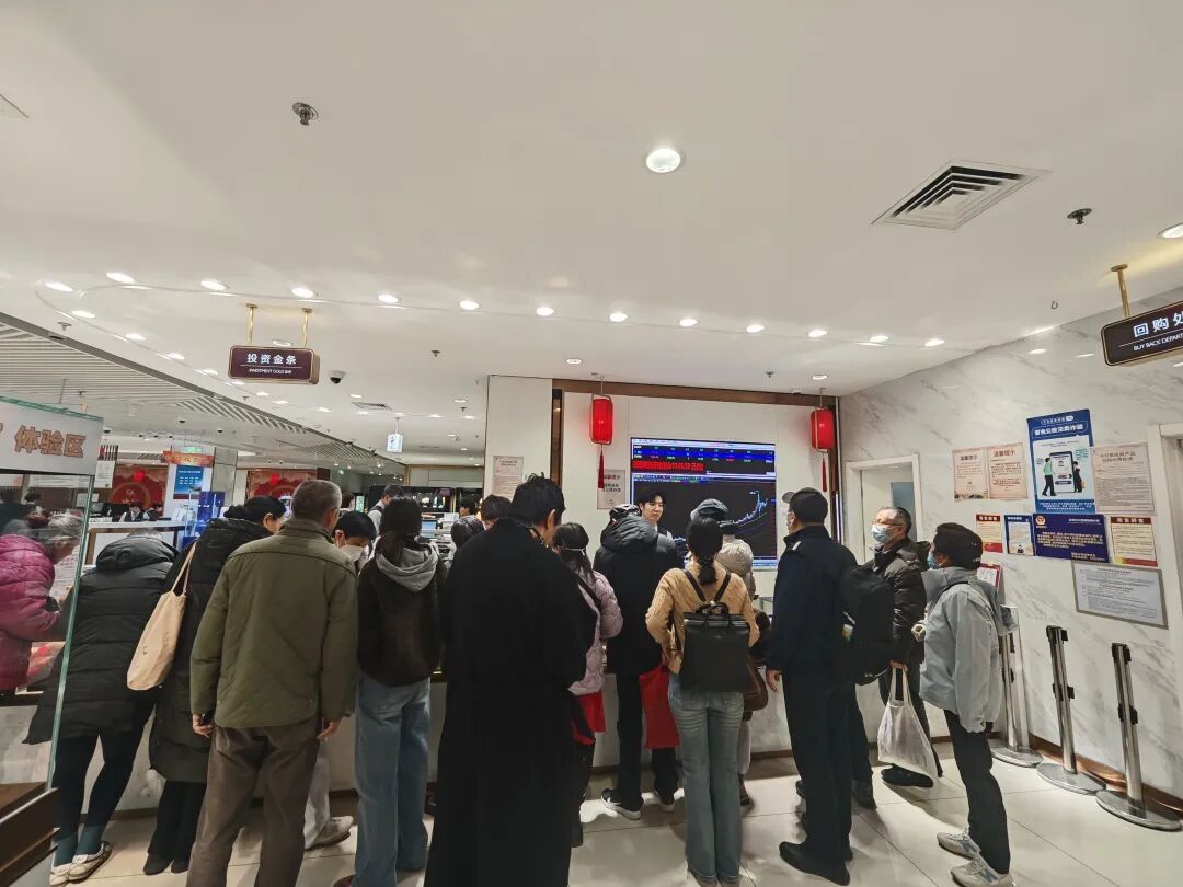 ▲买金人围着柜台。图源/《财经天下》
