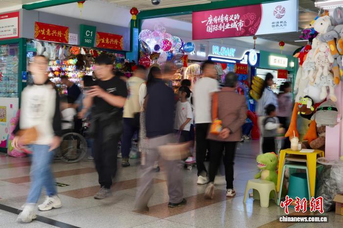 义乌市场人来人往。董易鑫 摄