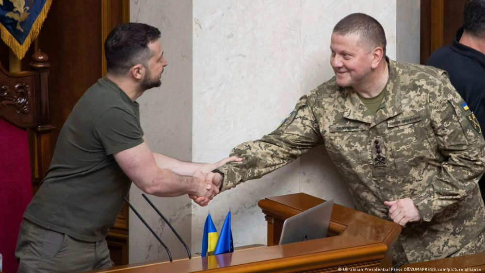 2022年7月,泽连斯基与扎卢日内出席乌克兰议会期间握手。(来源:乌克兰政府官网)