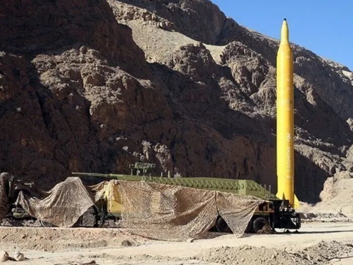 ▲伊朗展示卡德尔导弹。（图源：网络）