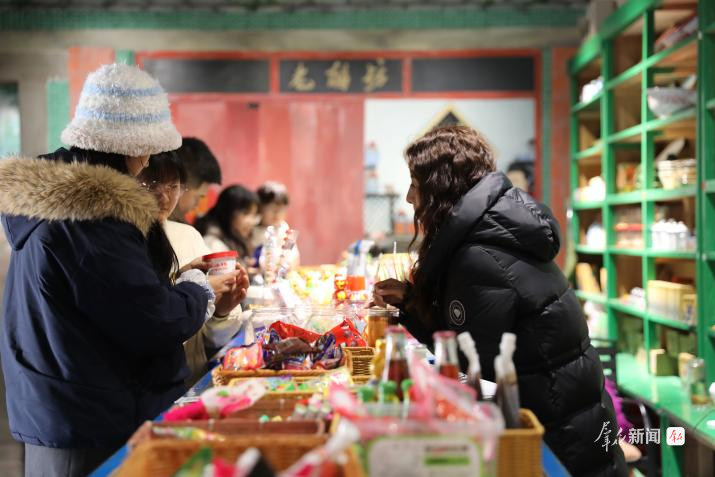 2月3日,富平老城纪念馆内,复古供销社场景还原老时光,村民与游客选购特色商品,怀旧物件唤醒新春记忆,老场馆焕发新活力。