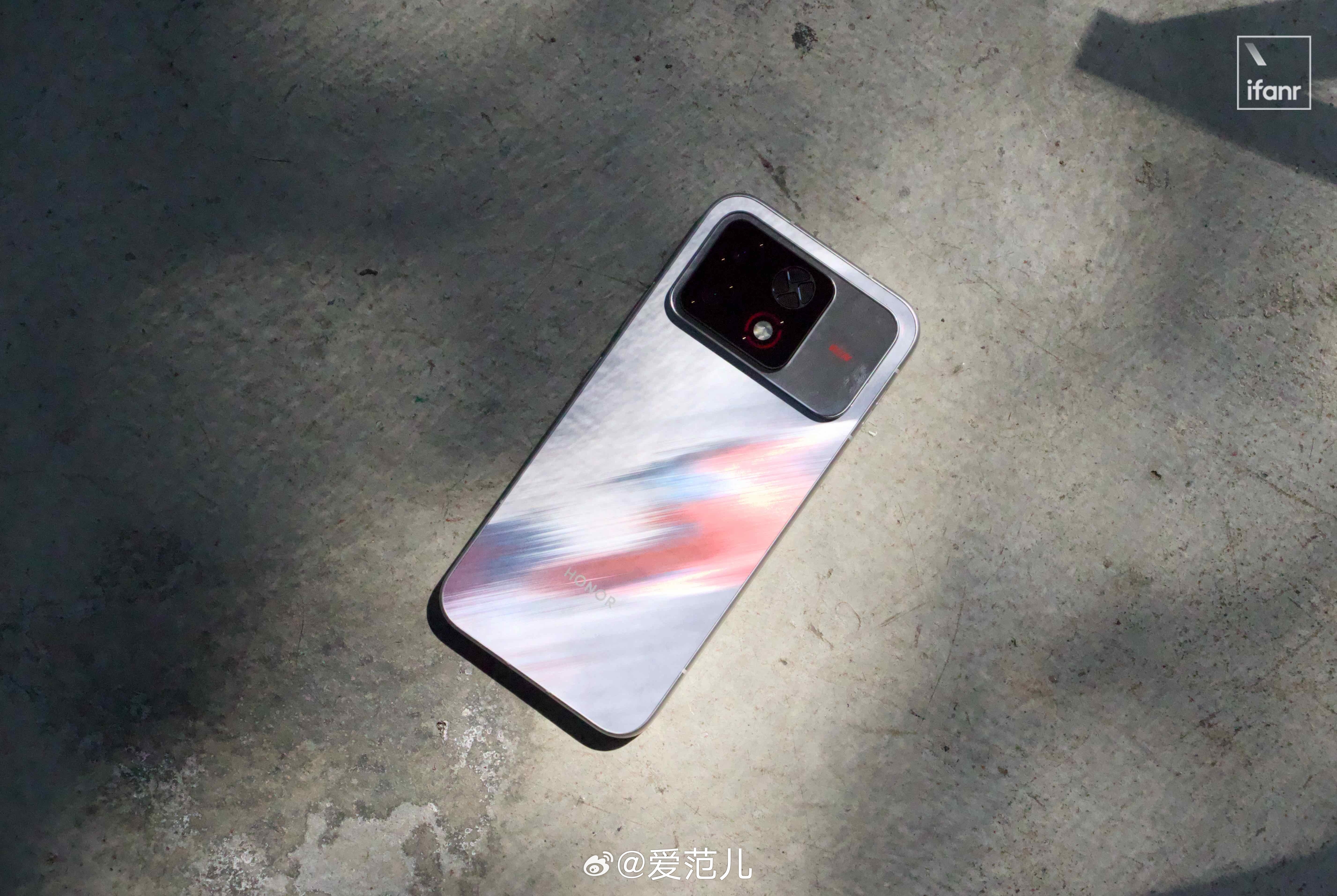 【荣耀 WIN 2 图赏:不装了,摊牌的硬核电竞机】#荣耀WIN2#