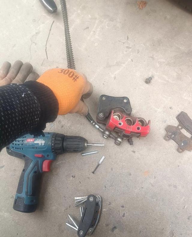 今天去修车铺给电动车换刹车，刚进门就被旁边一辆塞满五块铅酸电池的车吸引住，老板正给它紧螺丝，这改装重近百斤是为外卖骑手续航加持-有驾