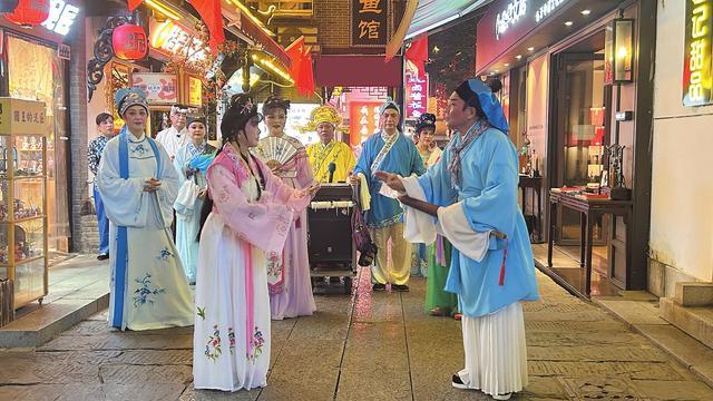 四月天黄梅戏剧团流动巡游互动。