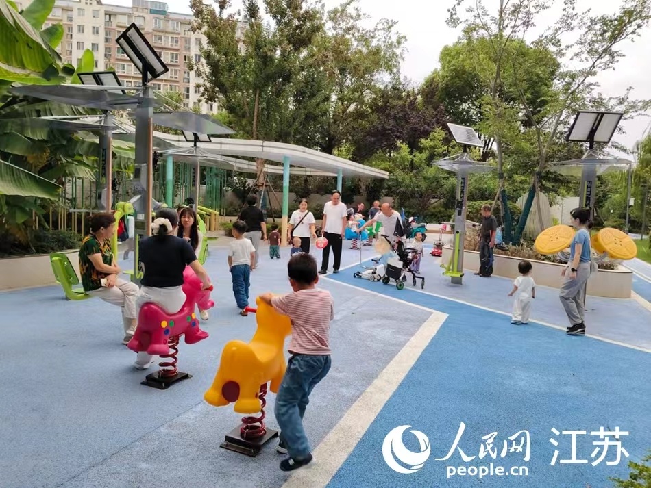 月安口袋公园由荒地改造为公共绿地。人民网 王纯摄