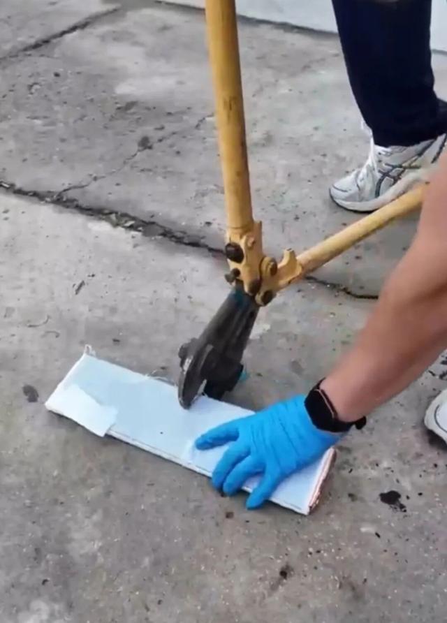 同行接受不了!博主用老虎钳,剪断二代刀片电池,连上还能再放电