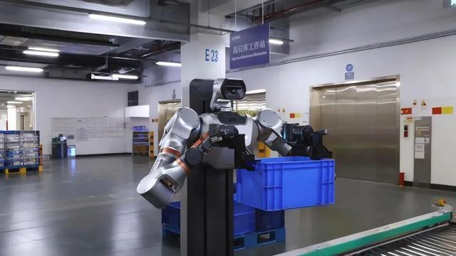 银河通用Galbot S1在宁德时代工厂中作业