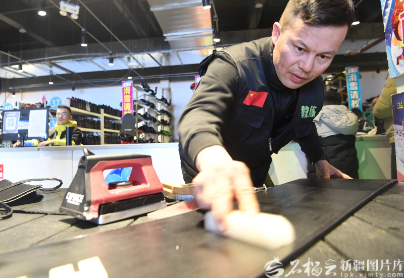 2月4日，叶尔江&middot;别厄扎特为滑雪板打蜡。