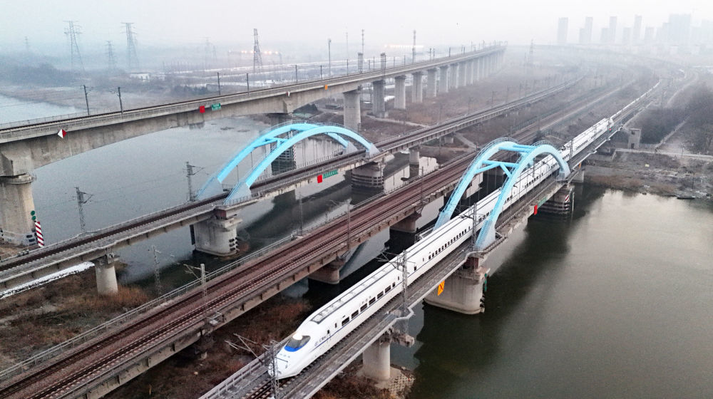 ↑ 1月25日,动车组列车行驶在江苏省连云港市境内(无人机照片)。新华社发(耿玉和 摄)