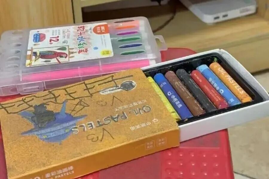 两位老人保留着孩子的文具和围棋 / 图源：大河报