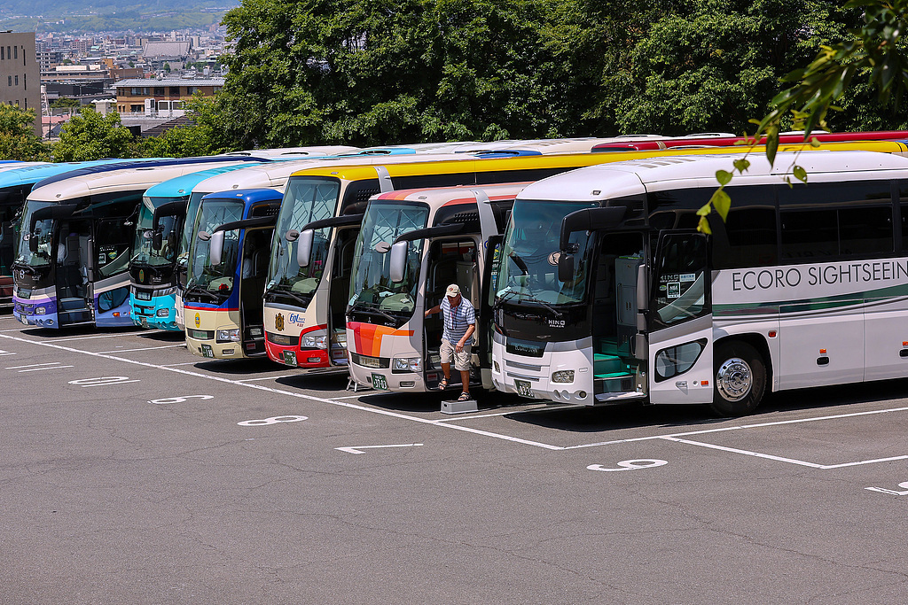 日本国家旅游局数据显示，5月份访日外国游客人数同比下降3.6%。 图为5月25日，日本京都清水寺的观光大巴。（视觉中国）