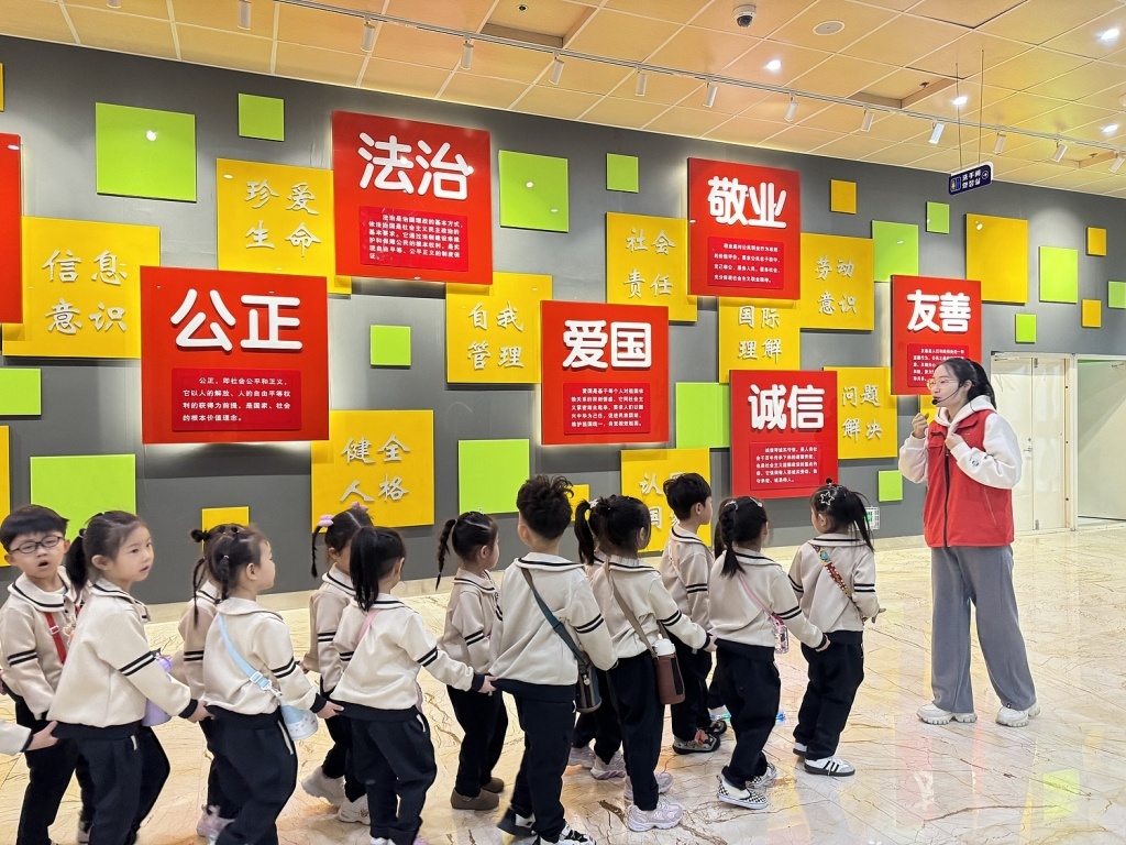 2025年4月11日,吉林延边州延吉市新星启智幼儿园的小朋友们走进青少年活动中心,参加“流动少年宫”公益研学活动。视觉中国 图