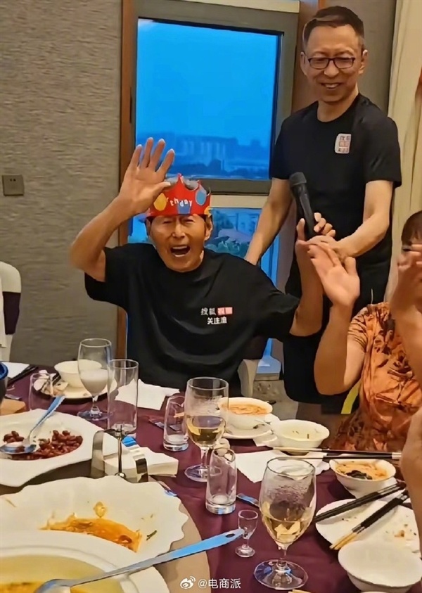 张朝阳为父亲庆祝百岁大寿 老爷子穿搜狐文化衫  声音洪亮精气神十足